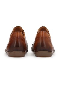 Rjavi usnjeni čevlji z gladkim zaključkom, na vsaki strani opremljeni z teksturirano mrežasto ploščo in trpežnim gumijastim podplatom za oprijem.