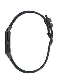 Juodas silikono diržas laikrodis su stačiakampiu juodu korpusu, blizgiu paviršiumi ir metaline segtuku. Minimalistinis dizainas, glotni tekstūra.