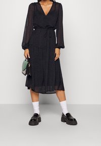 Vero Moda Freizeitkleid - black