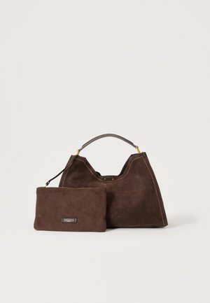 Borsa a mano in camoscio marrone scuro con pochette coordinata con cerniera, entrambe posizionate su uno sfondo chiaro e semplice.