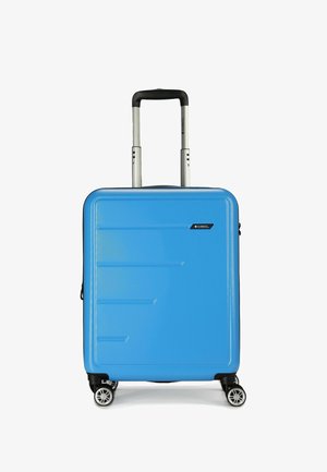 Maleta dura azul con una superficie texturizada, asa retráctil y cuatro ruedas negras. Presenta líneas horizontales y una marca en el lateral.