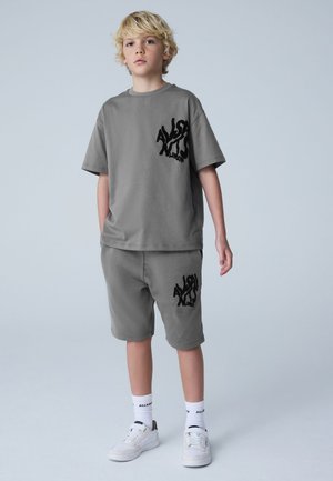 smALLSAINTS, T-SHIRT AND SHORTS SET - Verryttelyhousut - charcoal grey flocked