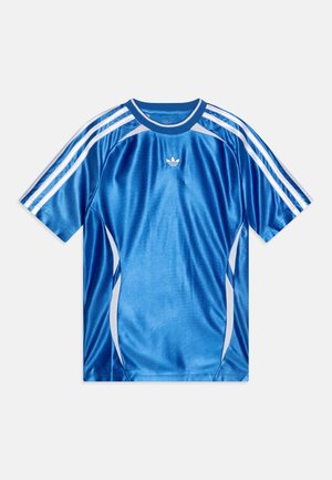 Niebieska sportowa koszulka z krótkim rękawem z białymi paskami na ramionach i bokach, z małym białym logo Adidas na klatce piersiowej.