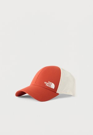 Červená a béžová sieťovaná baseballová čiapka s zakriveným šiltom, na prednej časti s bielym logom "The North Face".
