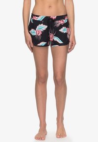 Svarta simshorts med blommönster i rosa och turkos, med elastisk midja och snörning för justerbar passform.