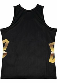 Camiseta deportiva sin mangas de color negro, hecha de material de malla, con acentos dorados en los laterales y un diseño gráfico audaz.