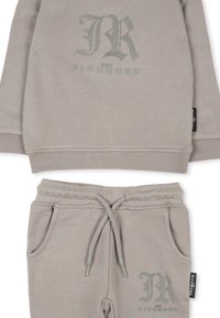 Set di felpa grigia chiara e pantaloni jogger, con un logo "R" testurizzato e il testo "RICHMOND", dotato di polsini elastici e vita con cordoncino.