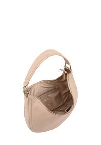 Beige leren handtas met een gladde textuur, gebogen vorm en een enkele schouderband. Heeft een rits sluiting en een binnenzak.