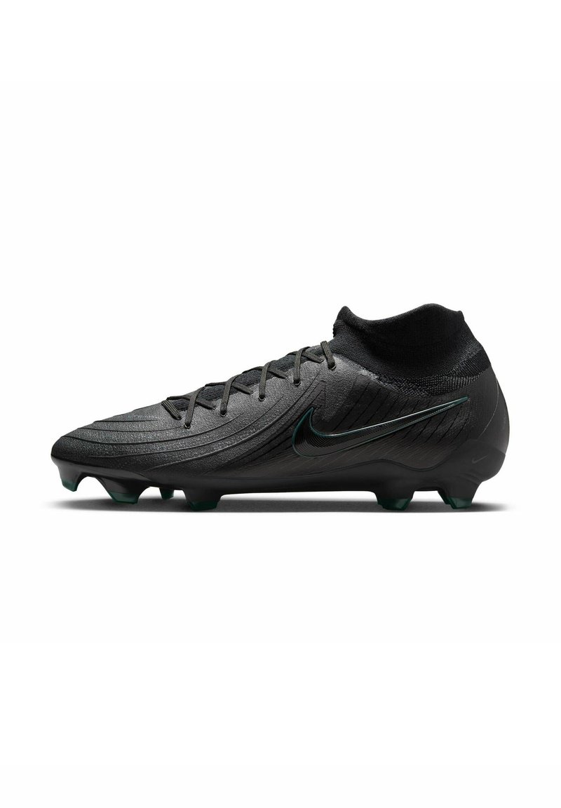 Scarpa da calcio nera con tomaia testurizzata, design elegante e accenti verdi. Presenta un collo alto e una suola multi-terreno per una migliore aderenza.