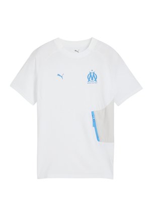 T-shirt de sport blanc à manches courtes, avec un logo Puma bleu et un emblème de Marseille. Comprend une poche zippée en gris clair.