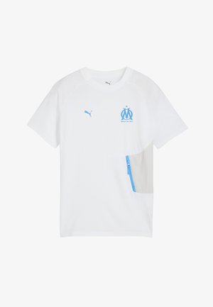 Tricou sportiv alb cu mâneci scurte, prezentând un logo Puma albastru și un emblema a echipei Marseille. Include o buzunar cu fermoar de culoare gri deschis.