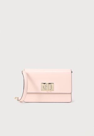 Clutch rettangolare in pelle rosa pallido con chiusura rettangolare in metallo dorato e tracolla removibile su sfondo chiaro.