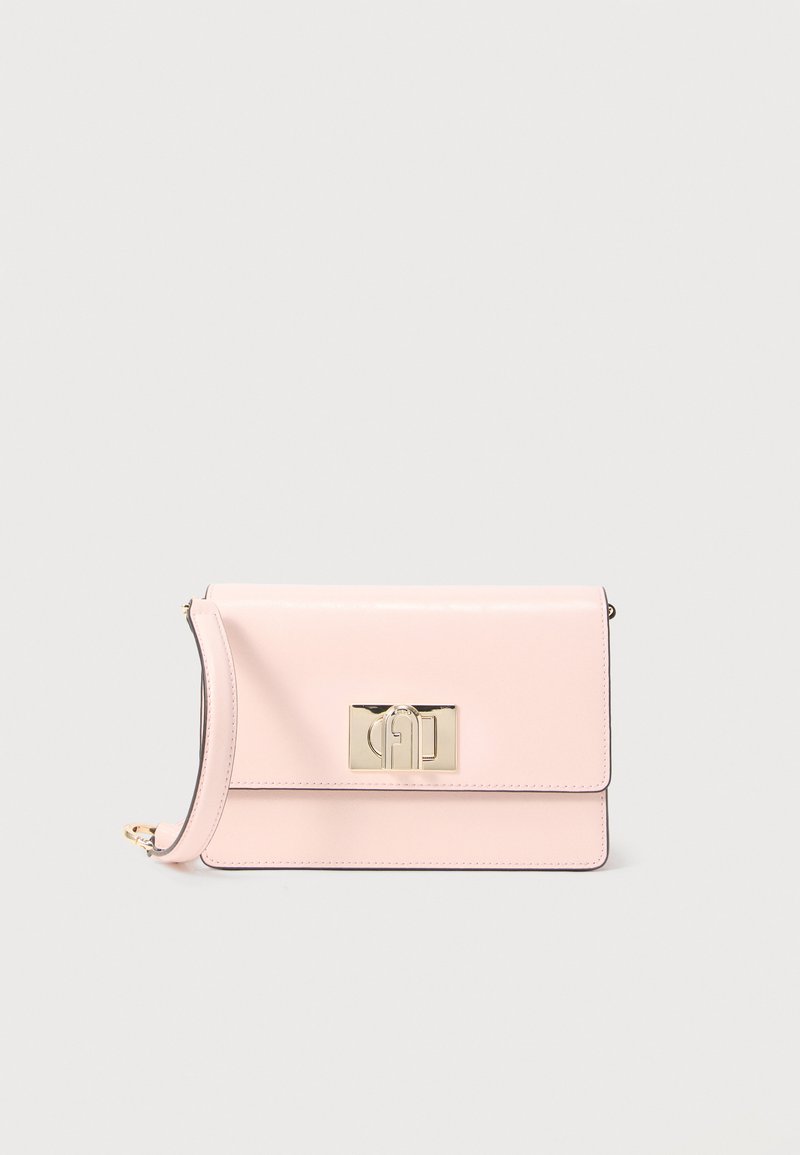 Ανοιχτό ροζ ορθογώνια δερμάτινη τσάντα χειρός με χρυσαφί ορθογώνιο κούμπωμα και αποσπώμενο λουρί ώμου σε φωτεινό φόντο.