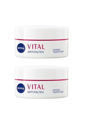 Zwei weiße Nivea Vital Anti-Falten-Cremetiegel mit pinkem und blauem Text, beschriftet für intensive tägliche Pflege gegen Falten.