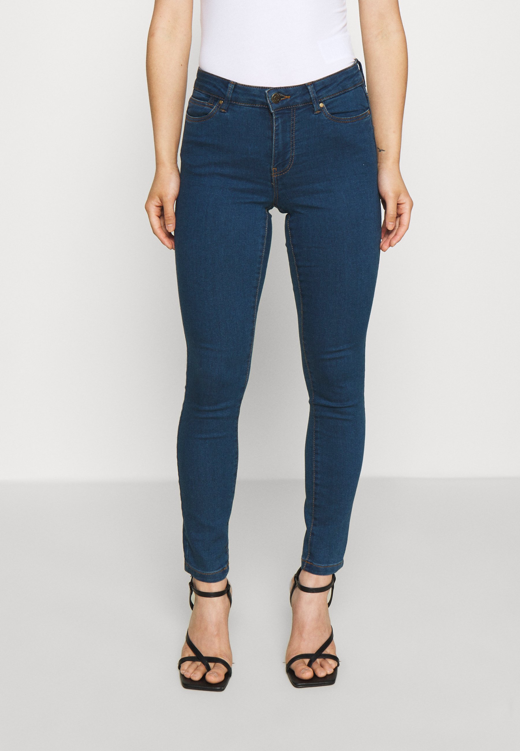 Vero Moda Petite VMJUDY - Aptempti džinsai - medium blue denim/mėlynų  džinsų - Zalando.lt
