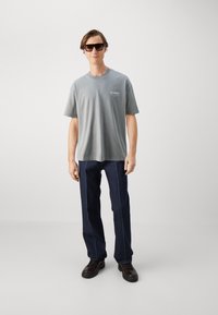 AllSaints UNDERGROUND CREW - Marškinėliai su spaudiniu - cliff grey