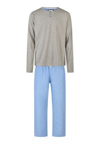 Ensemble de pyjama pour homme composé d'un haut henley gris à manches longues et d'un pantalon à rayures bleu clair ample.