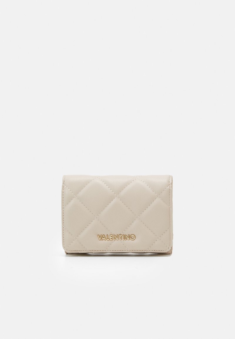 Bežinė matinė odinė piniginė su auksiniu "Valentino" logotipu. Kompaktiška stačiakampio formos, su lygiu paviršiumi ir deimantų rašto detalėmis.