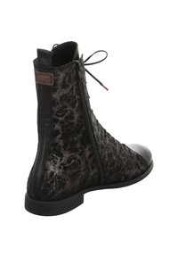 Schwarze Leder-Stiefelette mit strukturiertem, gemustertem Obermaterial, seitlichem Reißverschluss, rundem Zehenbereich und flacher Gummisohle. Verfügt über eine Schnürung am oberen Rand.