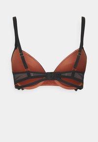 Soutien-gorge en satin brun avec des éléments en maille noire et des bretelles. Design avec armature, bretelles réglables et fermeture à crochets au dos. Texture lisse et couleurs contrastées.