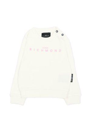 Biała bluza z długim rękawem z różowym napisem "John Richmond" z przodu, dwoma czarnymi guzikami na lewym ramieniu oraz czarną metką marki z boku.