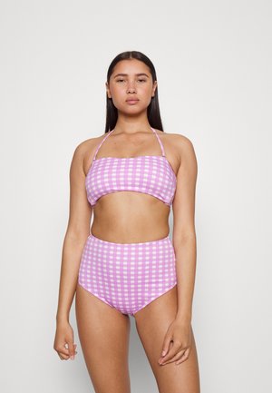 Conjunto de biquíni em padrão de quadrados cor-de-rosa, apresentando um top cropped com alças halter e parte de baixo de cintura alta, ambos com um padrão xadrez e textura suave.