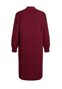 Bordeauxfarbenes Strickkleid mit lockerer Passform, langen Ärmeln und hohem Kragen. Durchgängiger Rippstrick, knielanger Schnitt.