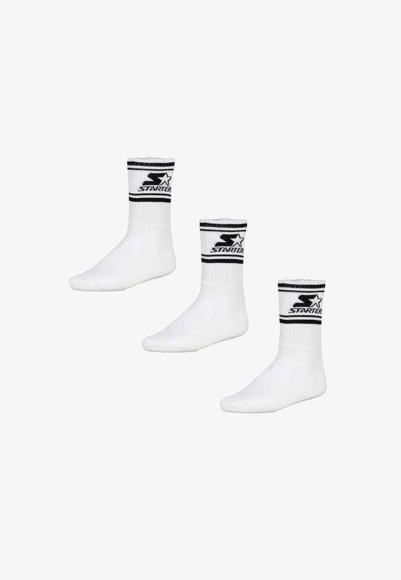 Chaussettes blanches en coton à la cheville avec des poignets côtelés noirs, arborant le logo "Starter" et deux rayures noires en haut. Trois paires présentées.