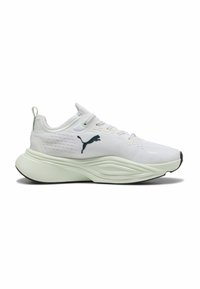 Scarpe sportive bianche con una tomaia texturizzata, dettagli verdi e una suola in gomma spessa. Presentano un logo Puma in verde scuro.