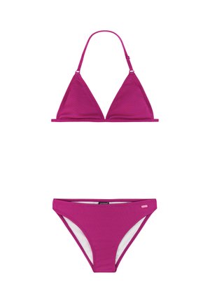 Bikini de dos piezas texturizado en magenta con parte superior de triángulo ajustable y braguitas de corte clásico sobre fondo blanco.