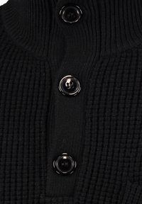 Cardigan nero a maglia con un motivo a costine testurizzato, collo alto e quattro grandi bottoni neri sul davanti.