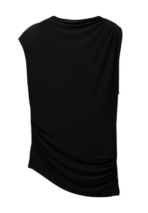 Svart ärmlös topp med draperad baksida, med mjukt tyg och samlad detalj vid nederkanten, vilket skapar en flödande silhuett.