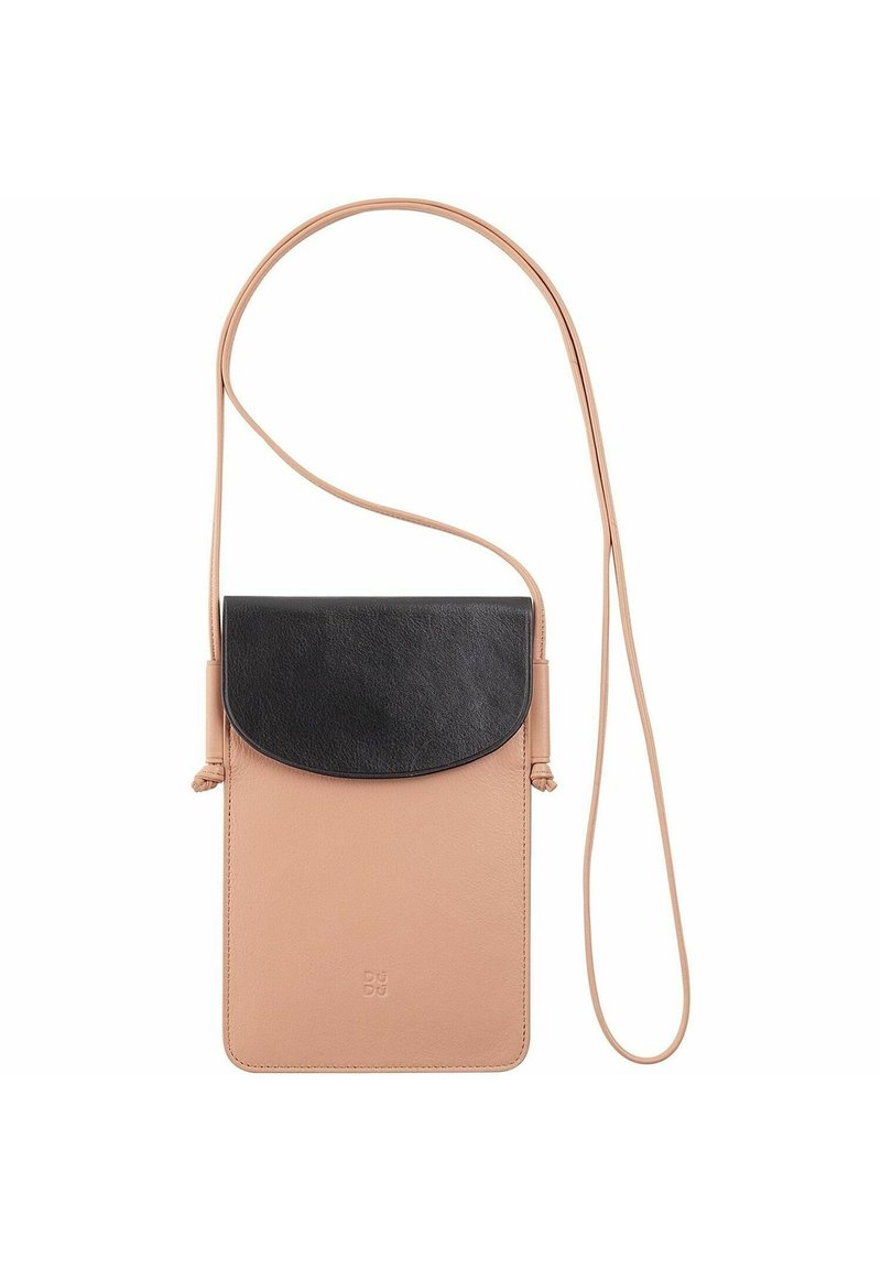 Sac en cuir à bandoulière avec un corps rose-beige et un rabat noir. Il dispose d'une longue sangle réglable et d'un logo embossé à la base.