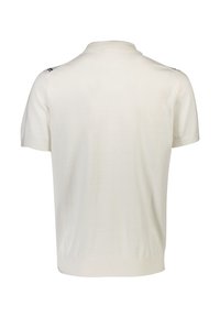 Kurzärmliges, cremfarbenes Poloshirt mit weicher Textur, geripptem Saum und drei dunklen Streifen auf den Schultern, das ein klassisches Design zeigt.