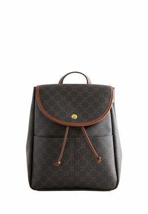 Brauner gemusterter Rucksack mit einer runden Klappe, Lederakzenten, Zugkordelverschluss und kurzem oberen Griff. Strukturiert Oberfläche mit goldenen Beschlägen.