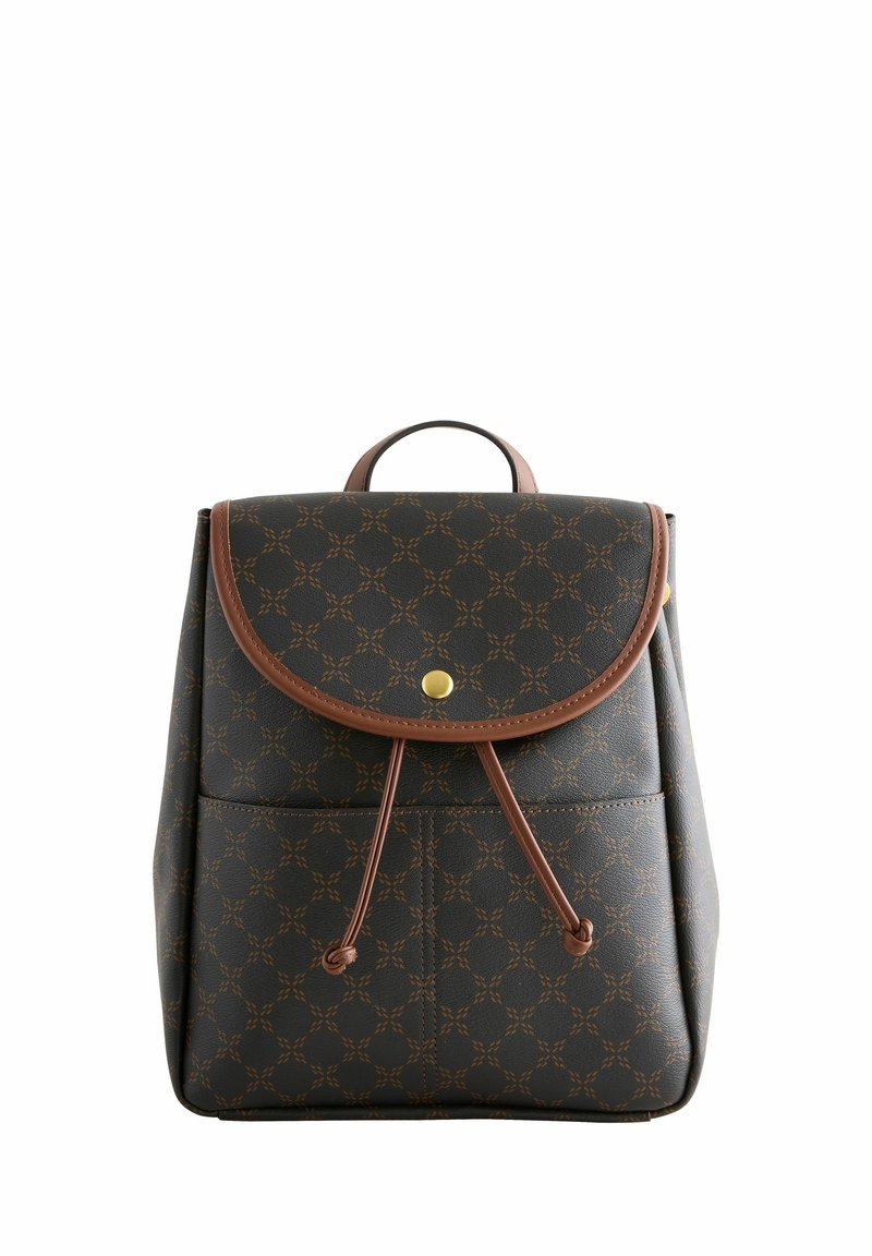Sac à dos marron à motifs avec un rabat arrondi, des accents en cuir, une fermeture à cordon et une petite poignée supérieure. Surface texturée avec des garnitures dorées.