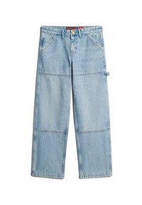 Pantalones de mezclilla anchos de color azul claro con un diseño de corte recto, dos bolsillos frontales, costuras en contraste y una etiqueta de cintura visible.