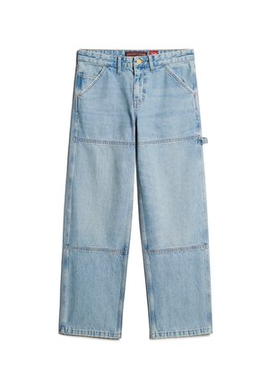 Pantalons en denim bleu clair à jambes larges avec une coupe droite, deux poches avant, des coutures contrastées et une étiquette de ceinture visible.