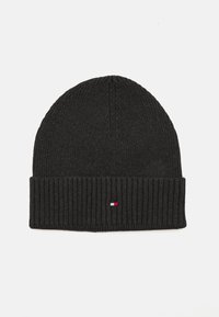 Schwarze gestrickte Mütze mit umgeschlagenem Bündchen, die an der Vorderseite ein kleines Logo-Label in Rot, Weiß und Blau trägt. Strukturiertes Rippmuster.
