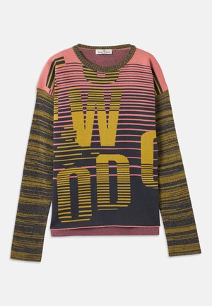 Langärmliger Strickpullover mit horizontalen Streifen in Pink, Schwarz und Senfgelb sowie großen, fettgedruckten Buchstaben auf der Vorderseite.