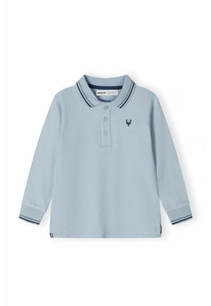 Hellblaues Poloshirt mit langen Ärmeln, marineblau gestreiftem Kragen und Bündchen, dreiknöpfiger Blende und kleinem dunklen Emblem auf der linken Brust.