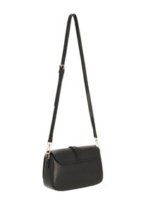 Czarna skórzana torba na ramię o prostokątnym kształcie, z klapką na zakładkę, złotymi ozdobami i regulowanym paskiem.