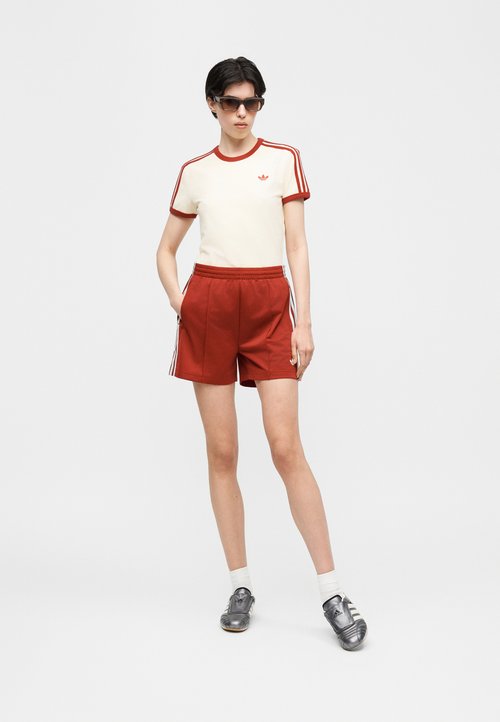 adidas SLIM T-SHIRT - Camiseta estampada - warm vanilla/team victory red — photo 5