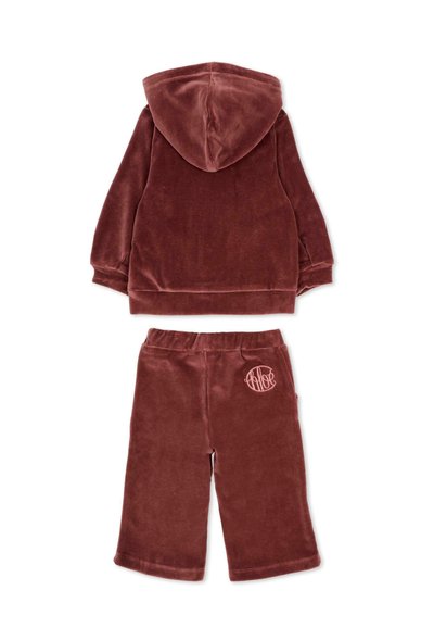 Bordowa welwetowa bluza z kapturem i ściągaczem, w komplecie z dopasowanymi spodniami dresowymi z haftowanym logo na tylnej kieszeni.