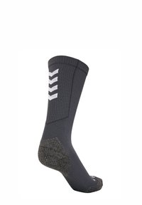 Calcetines cortos de color gris oscuro con una textura acanalada, que presentan un patrón en forma de chevron blanco en el lateral y un talón reforzado.