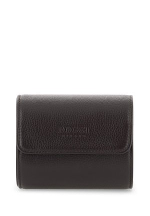 Portefeuille compact en cuir noir texturé avec un rabat plié et le nom de marque embossé "Boggi Milano" à l'avant.