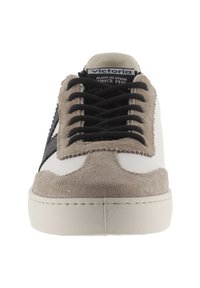 Sneaker bianco con accenti in suede grigio, lacci neri e dettagli testurizzati. Presenta una punta rotonda e una suola in gomma. Logo del marchio visibile sulla linguetta.