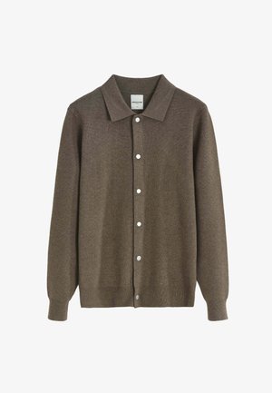 Gilet marron avec un col classique, fermeture à boutons sur le devant, manches longues et une texture douce. Comprend six boutons contrastants.