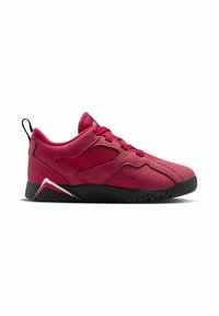 Scarpa sportiva rossa con tomaia liscia, pannelli in rete per la traspirabilità, collare imbottito, suola nera piatta e accenti laterali bianchi e neri.