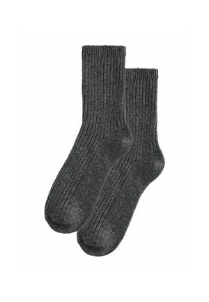 Paar dunkelgraue, gerippte Stricksocken mit Bund, entworfen für Wärme und Komfort, flach liegend und überlappend auf weißem Hintergrund dargestellt.